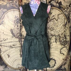 Cupio faux suede belted sleeveless cardigan vest. Giving major 70s vibes. Size L